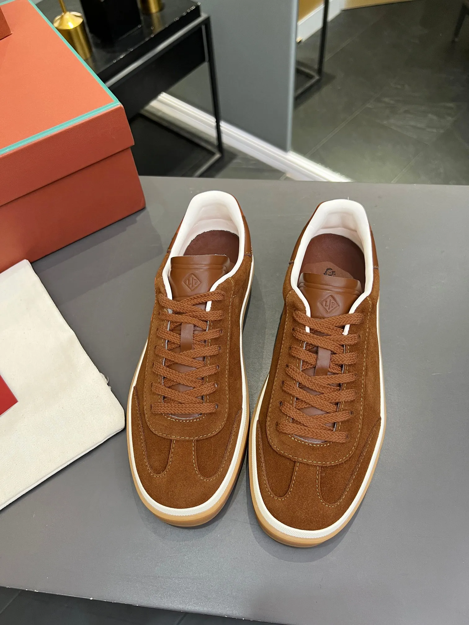 Factory price: 580💰Purchase level, high version🦅⛳️ Italy [Loro men's shoes💰iana] Tennis walk series L men's shoes💰Couple moral training shoes casual sports shoes sneakers🎁🎁 Original purchase development and production This new suede tennis shoe adopts an ultra-low design, suitable for wearing all year round👫👫 The wrapped sole creates an effortlessly attractive color combination that harmoniously blends functionality with understated style, making it the ideal shoe for urban wear. Soft calfskin tongue with Kummel color insert at the heel, embossed L Men's shoes 💰 Logo Cotton lace upper, cowhide suede sole Rubber-lined calfskin ✦ Upper: imported first-layer cowhide ➕ Customized original cowhide ✦ Lining: cowhide lining ➕ Cow leather insole ✦ Sole: Original open-molded T men's shoe 💰R ultra-lightweight outsole ✦Packaging: Original full set of packaging ✦Female size: 35--40, ✦Male size: 39--44, customized 45